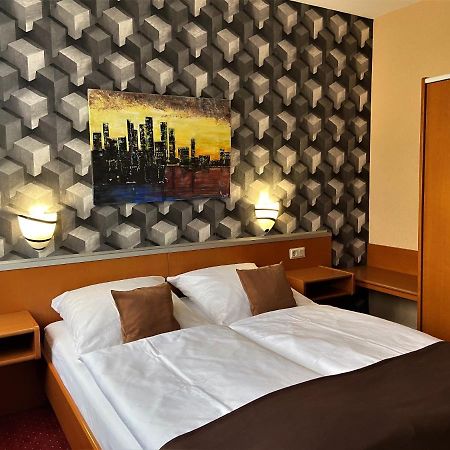 Hotel Stadt Hamburg Am Fluss Саарбрюккен Экстерьер фото