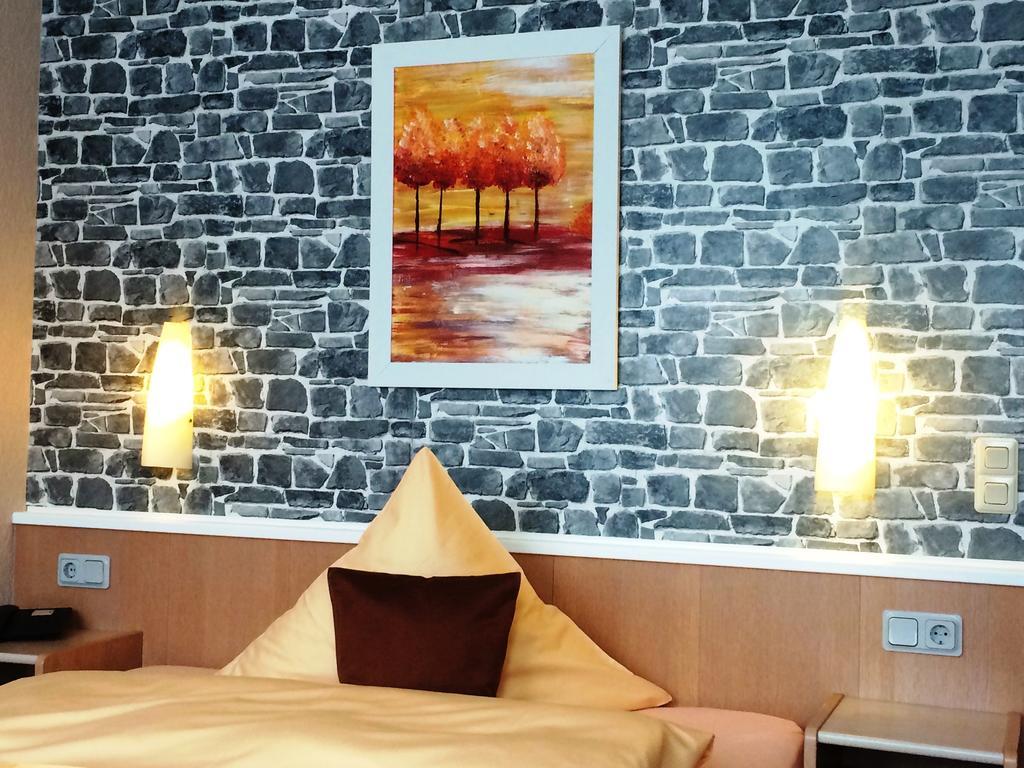 Hotel Stadt Hamburg Am Fluss Саарбрюккен Номер фото