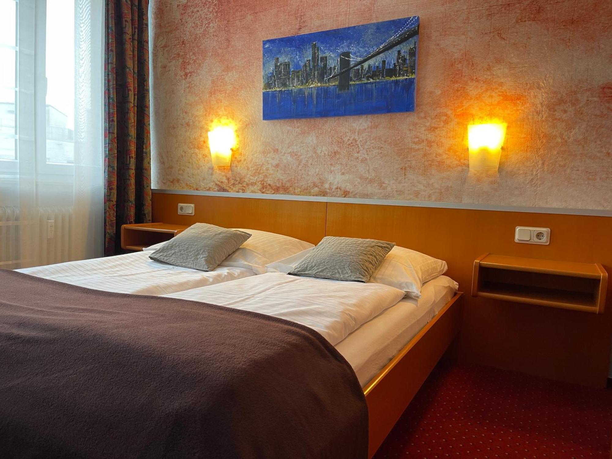 Hotel Stadt Hamburg Am Fluss Саарбрюккен Экстерьер фото