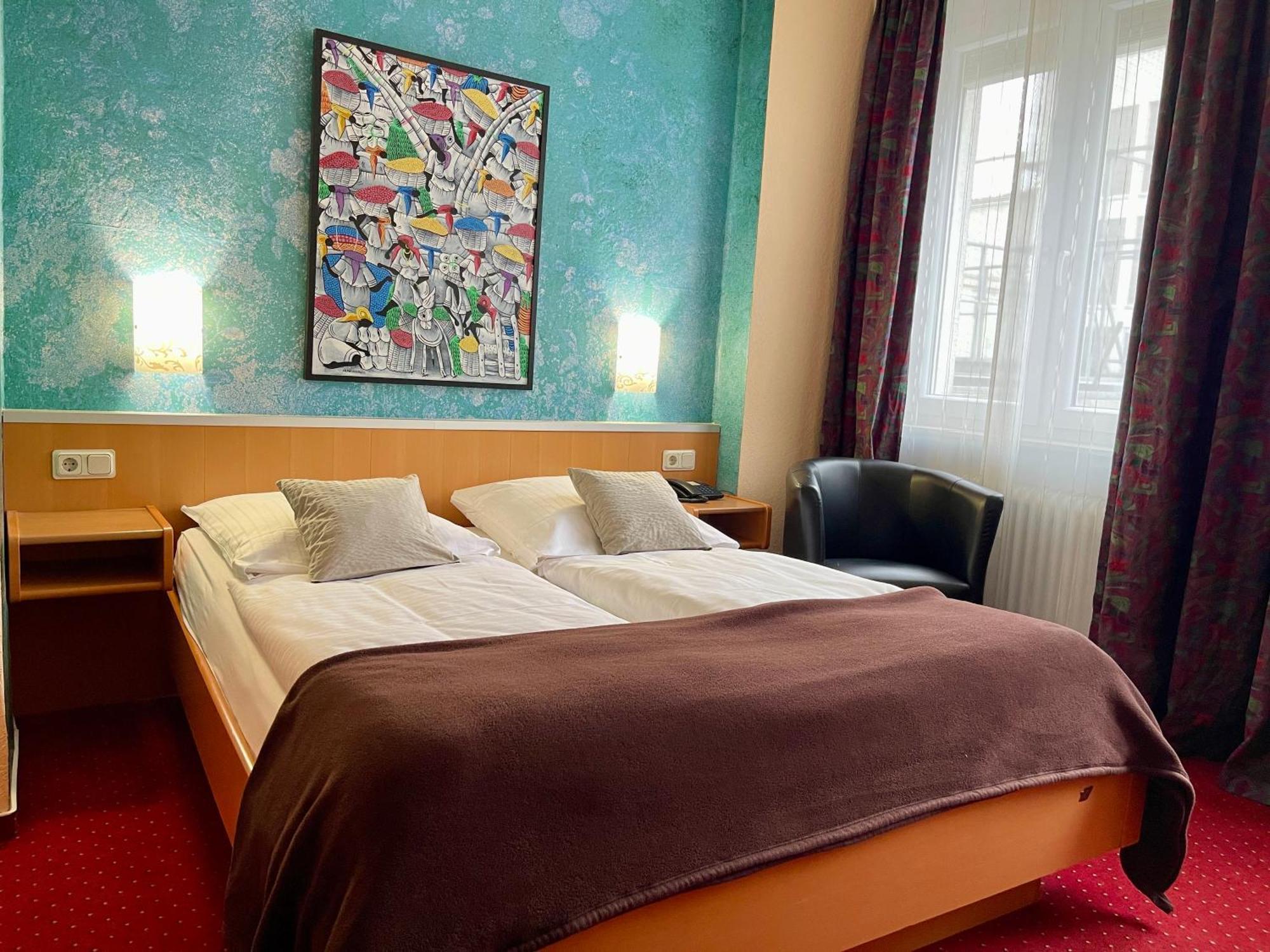 Hotel Stadt Hamburg Am Fluss Саарбрюккен Экстерьер фото