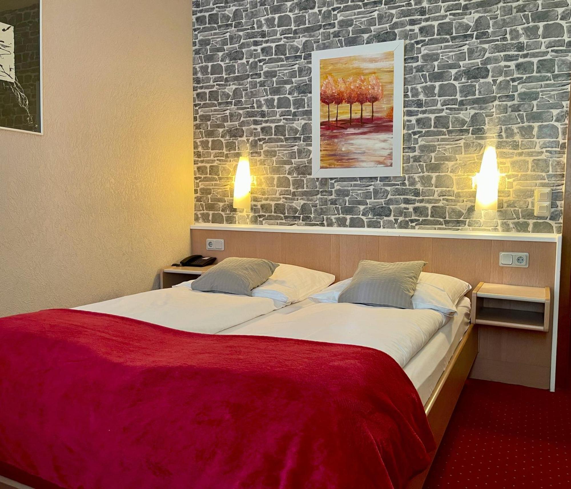 Hotel Stadt Hamburg Am Fluss Саарбрюккен Экстерьер фото