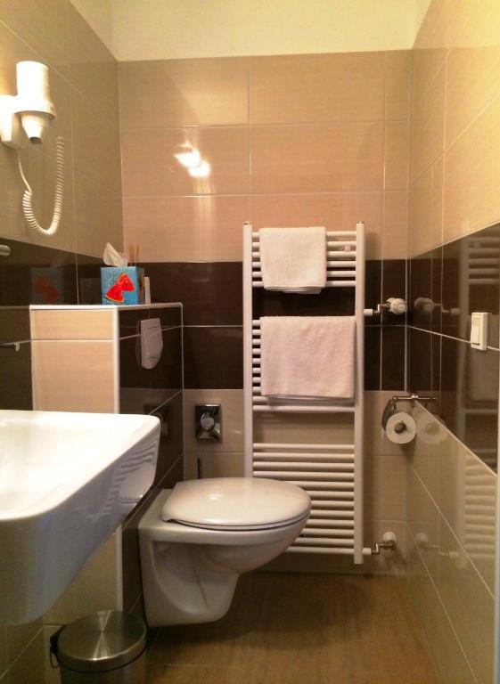 Hotel Stadt Hamburg Am Fluss Саарбрюккен Экстерьер фото