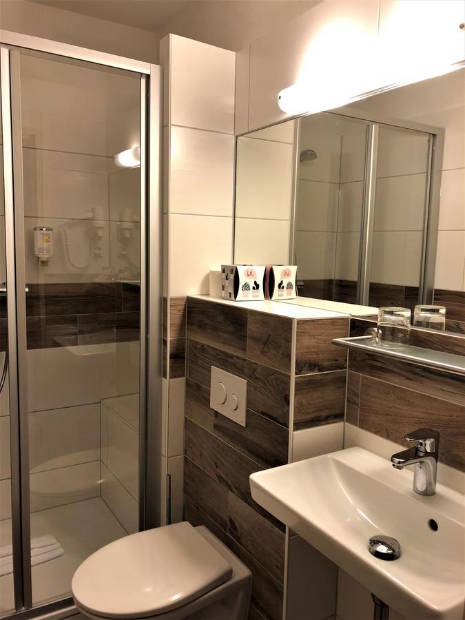 Hotel Stadt Hamburg Am Fluss Саарбрюккен Экстерьер фото